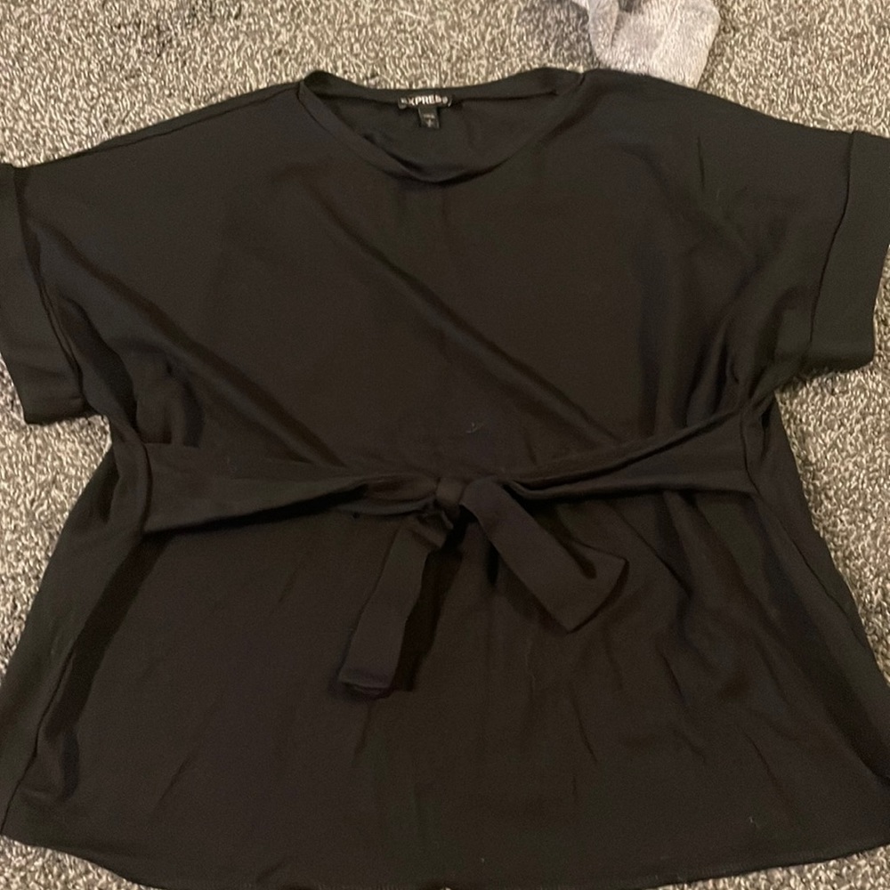 Express black tie from tee. Size small